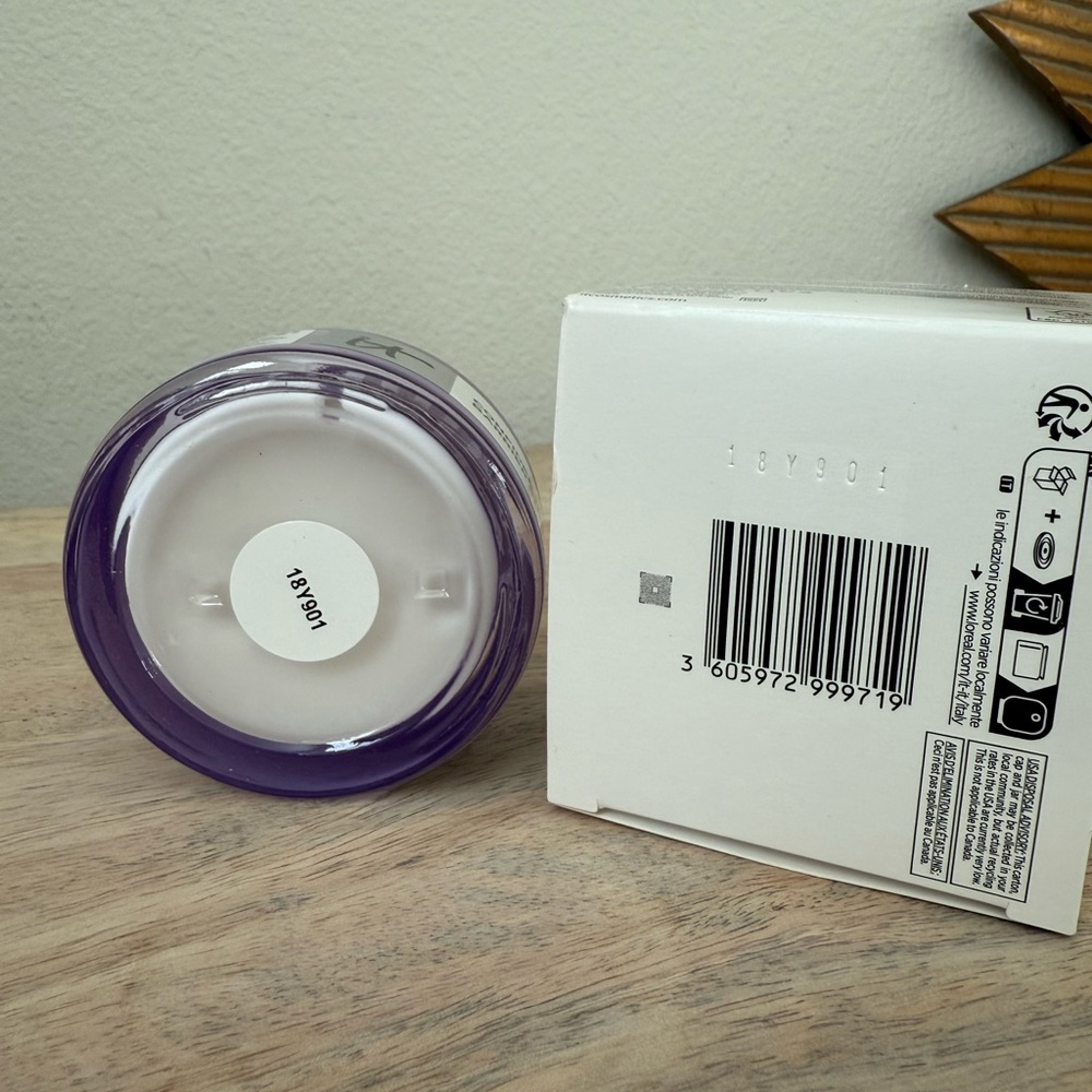 IT Cosmetics Confidence in a Cream with Silver Accents - Picture 8 of 11
